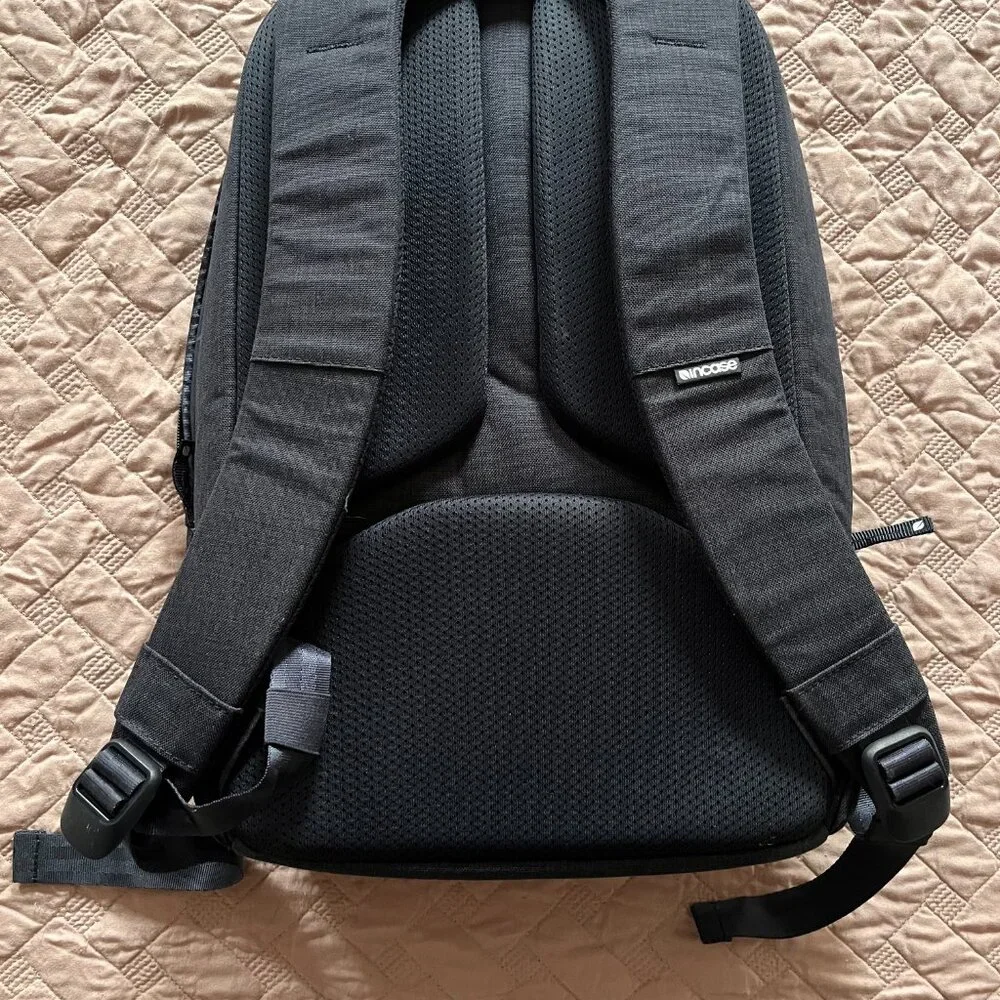 Incase Backpack - Picture 2 of 4